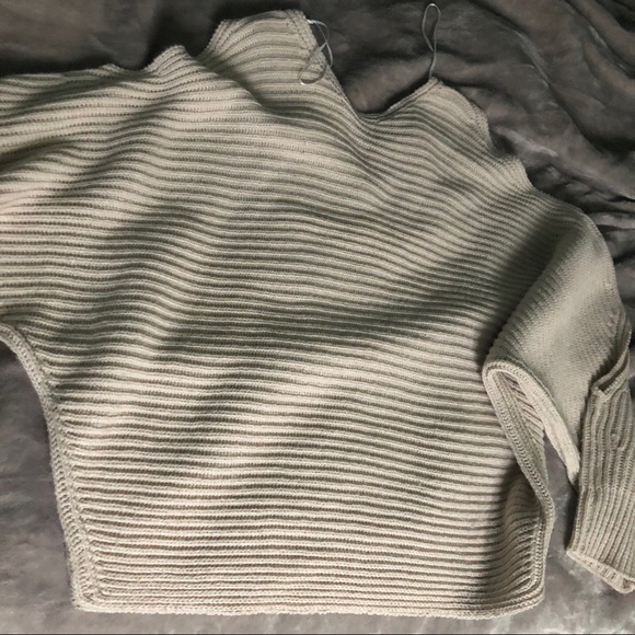 Seven sisters peekaboo cold shoulder sweater - Picture 3 of 4